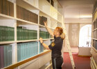 Polizistin in der Bibliothek des Studienortes Fürstenfeldbruck